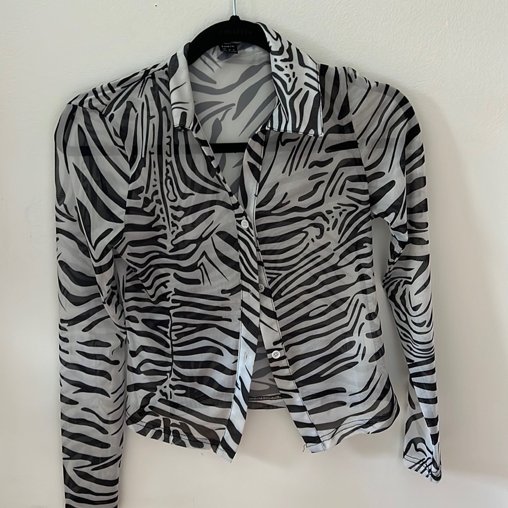 A size small super cute zebra button down blouse! Very trendy and Never worn.